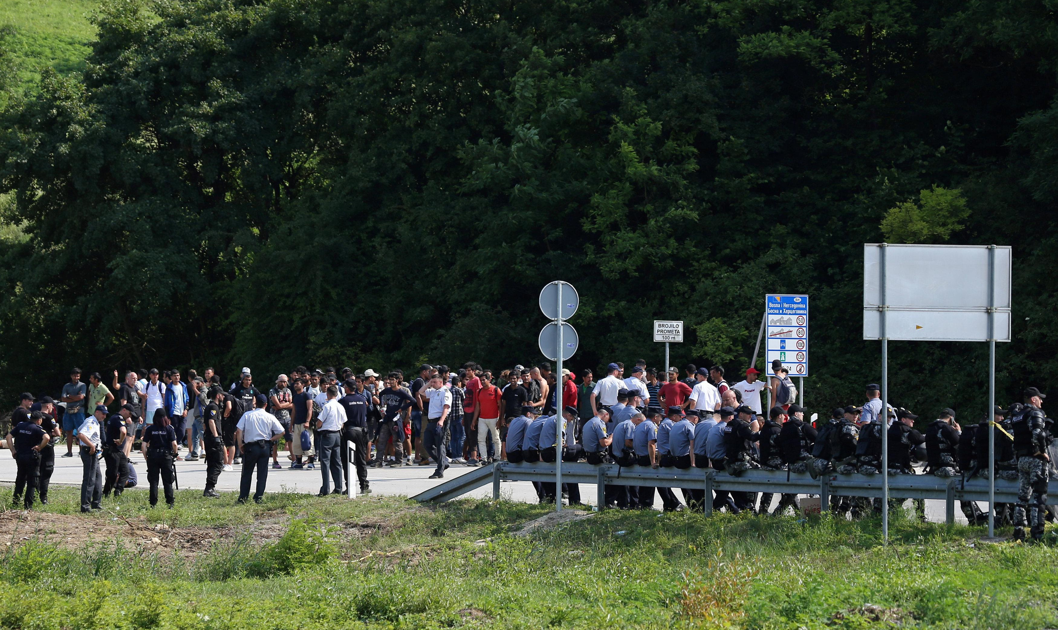 (FOTO) KAD NE MOGU SRBE, USTAŠE TUKU MIGRANTE! Hrvatski graničari zlostavljaju izbeglice iz Sirije, Pakistana!